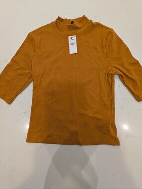 NWT Express Fitted Mustard Shortsleeve Turtleneck Sweater (size medium) Academia